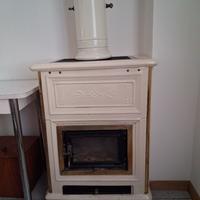 stufa a legna in ceramica marca Leoni
