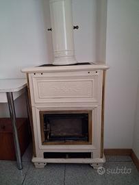 stufa a legna in ceramica marca Leoni
