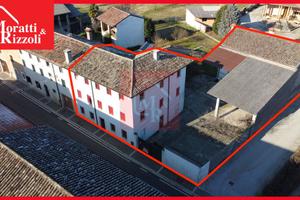 Ampia porzione di testa con annessi e corte privat