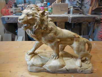 Leone intagliato a mano