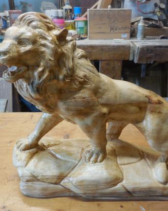 Leone intagliato a mano