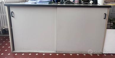 Armadio basso con ante scorrvoli