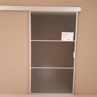 Porta scorrevole in alluminio con vetro satinato