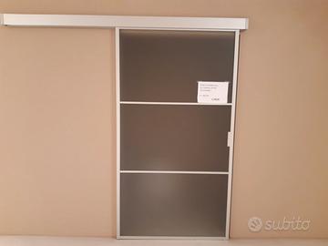 Porta scorrevole in alluminio con vetro satinato