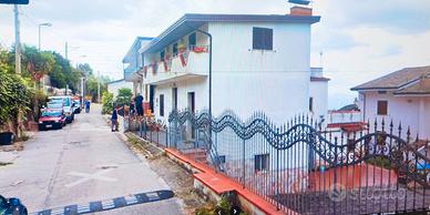 Gioia S. (Ce) Abitazione sviluppata su 3 livelli