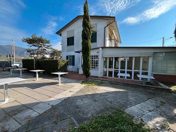 Grande appartamento+ locale commerciale e giardino