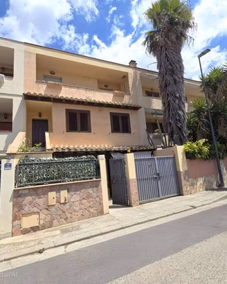 Casa indipendente di 210 m² con più di 5 locali a 