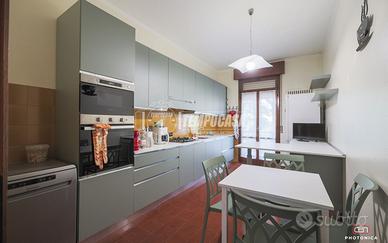 APPARTAMENTO CON 3 CAMERE E GARAGE GRANDE