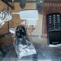 cellulare Samsung con accessori