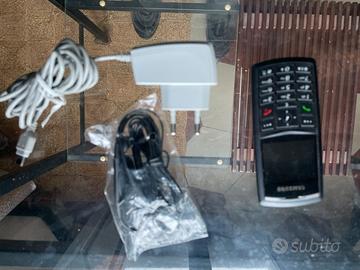 cellulare Samsung con accessori