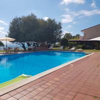 Stupenda villa con piscina davanti il mare in baia