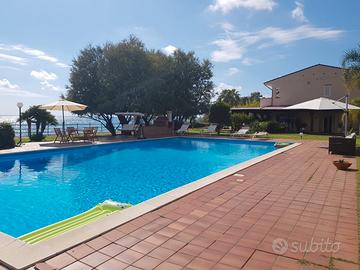 Stupenda villa con piscina davanti il mare in baia