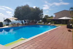 Stupenda villa con piscina davanti il mare in baia