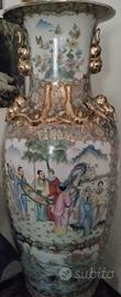 Vaso da salotto asiatico con decorazioni dorate