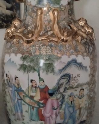 Vaso da salotto asiatico con decorazioni dorate