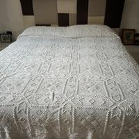 Copriletto matrimoniale fatto a mano all’uncinetto