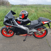 Aprilia rs 125 poggiali black 04 full power +casco