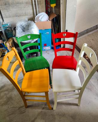 4 sedie in legno colori diversi 