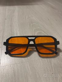 occhiali di plastica con lente arancione
