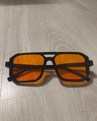 occhiali di plastica con lente arancione