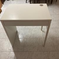 SCRIVANIA BIANCA MICKE DI IKEA