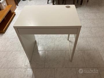 SCRIVANIA BIANCA MICKE DI IKEA