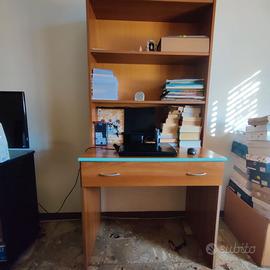 Scrivania con libreria e comodino