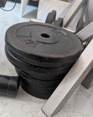 palestra a casa , panca piana più manubri e pesi 