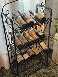 Vini d'annata con rastrelliera in ferro battuto