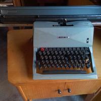 Macchina per scrivere vintage Olivetti 82 doppio c