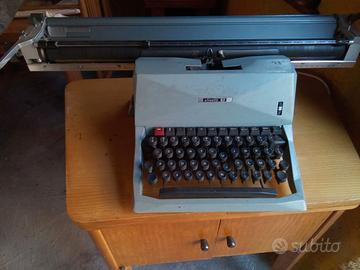 Macchina per scrivere vintage Olivetti 82 doppio c