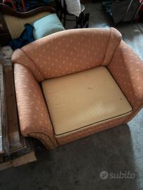 Poltrona imbottita con cassetto contenitore