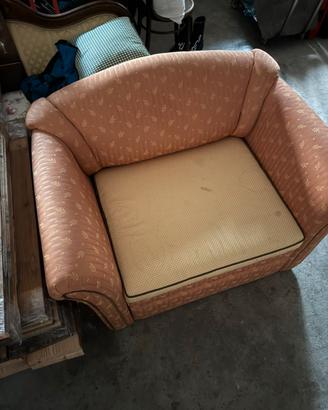 Poltrona imbottita con cassetto contenitore