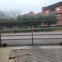 Cancello scorrevole in ferro con pilastri