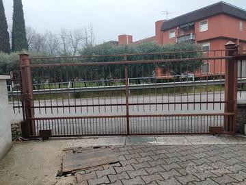 Cancello scorrevole in ferro con pilastri