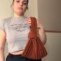 Borsa con nodo giapponese marrone ambra uncinetto