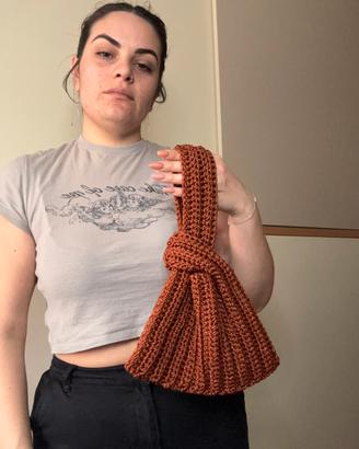 Borsa con nodo giapponese marrone ambra uncinetto