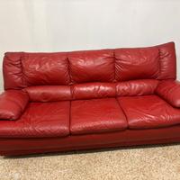 Divano rosso tre posti pelle vera.