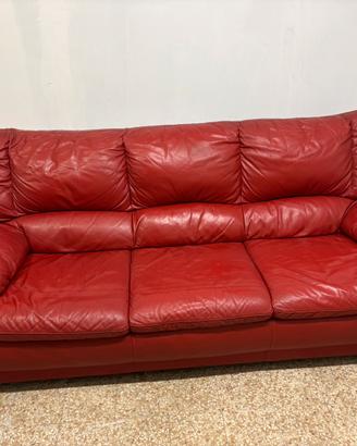 Divano rosso tre posti pelle vera.