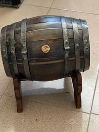 Piccola botte in legno vintage con supporto