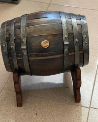 Piccola botte in legno vintage con supporto