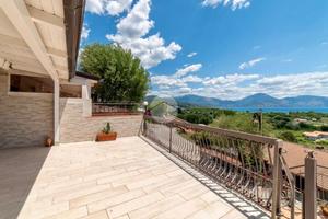 VILLA A SCHIERA A SANTA MARINA