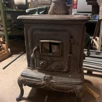Stufa antica in ghisa