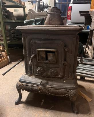 Stufa antica in ghisa