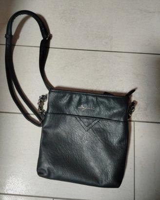 Borsa seguè nera a tracolla