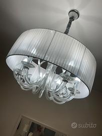 Lampadario bianco , con struttura silver .