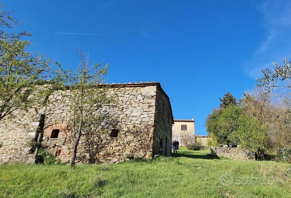 Rustico / Casale di 400 m² con più di 5 locali e b - Altro