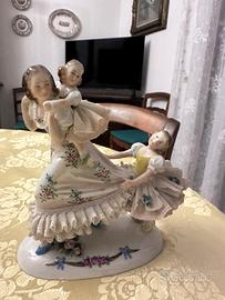 Statuina Capodimonte vintage donna con bambine