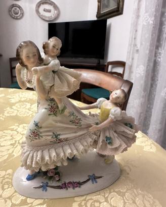 Statuina Capodimonte vintage donna con bambine