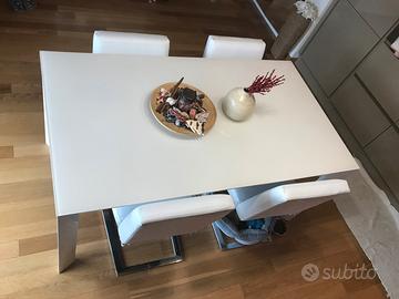 Tavolo in cristallo bianco